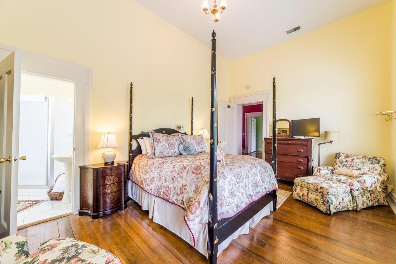 Bourbon Manor Bed & Breakfast Inn Bardstown Exterior photo