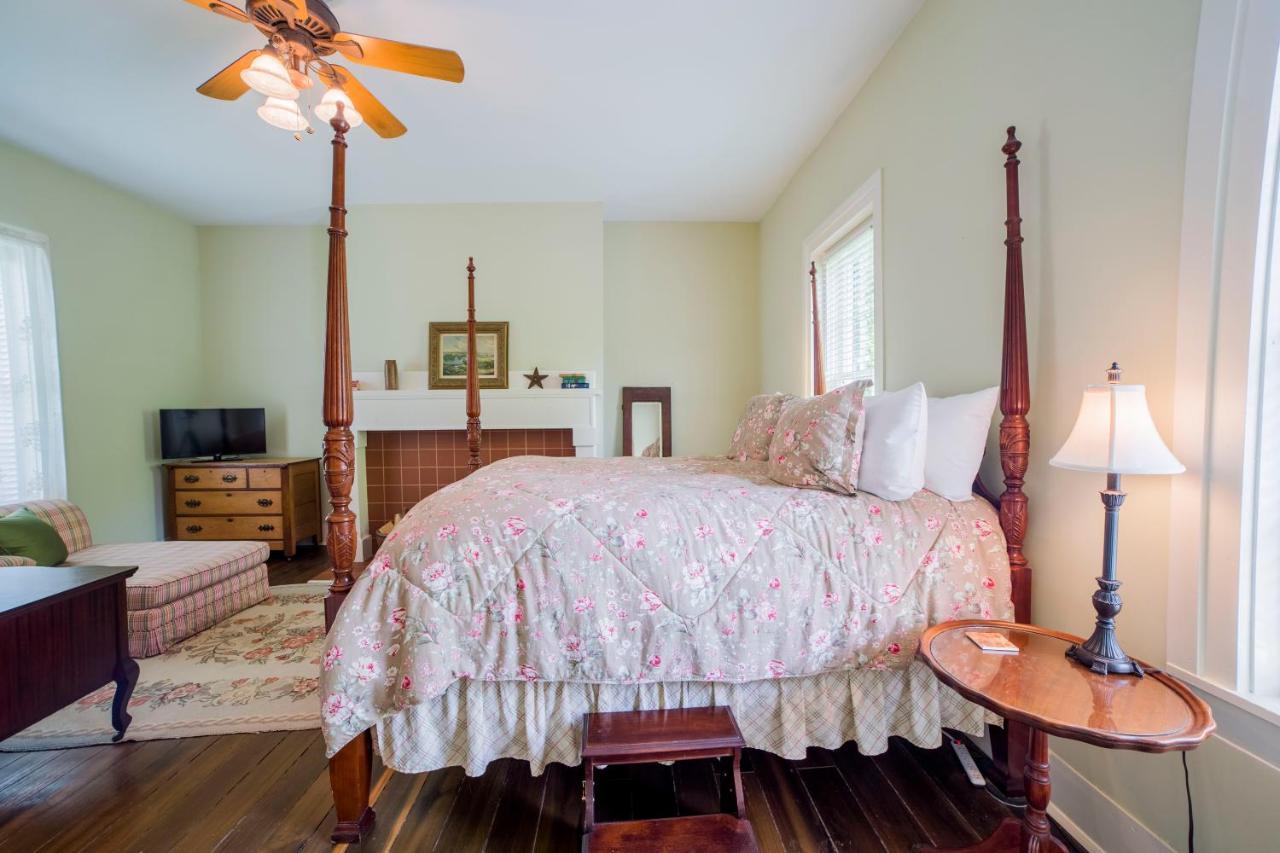Bourbon Manor Bed & Breakfast Inn Bardstown Exterior photo