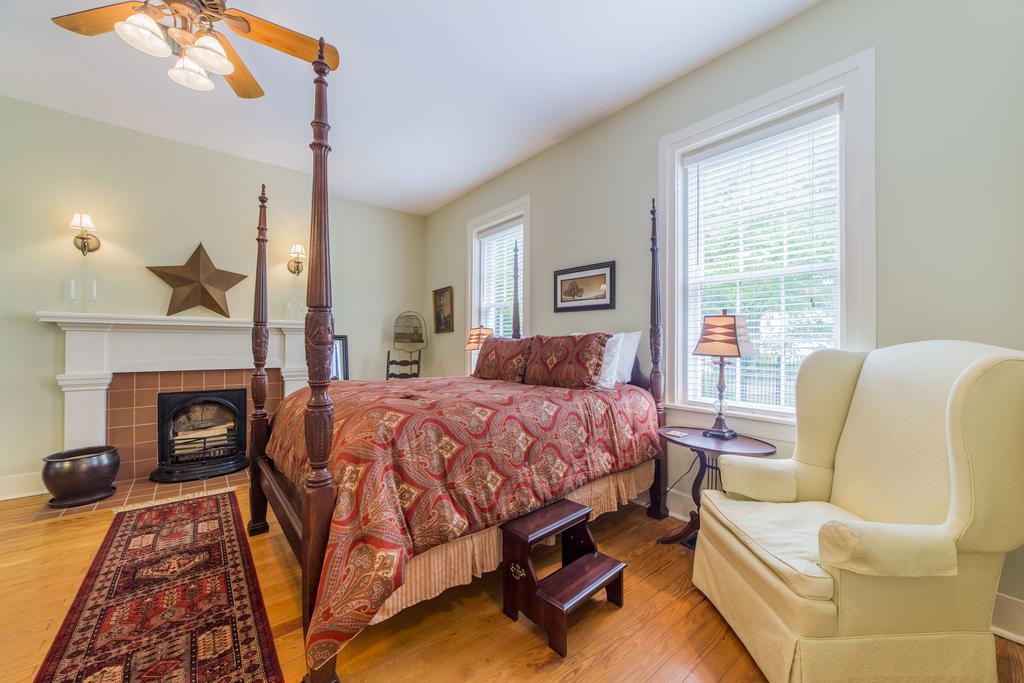 Bourbon Manor Bed & Breakfast Inn Bardstown Room photo